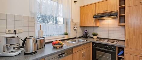 Fridge, oven, dishwasher, coffee/tea maker