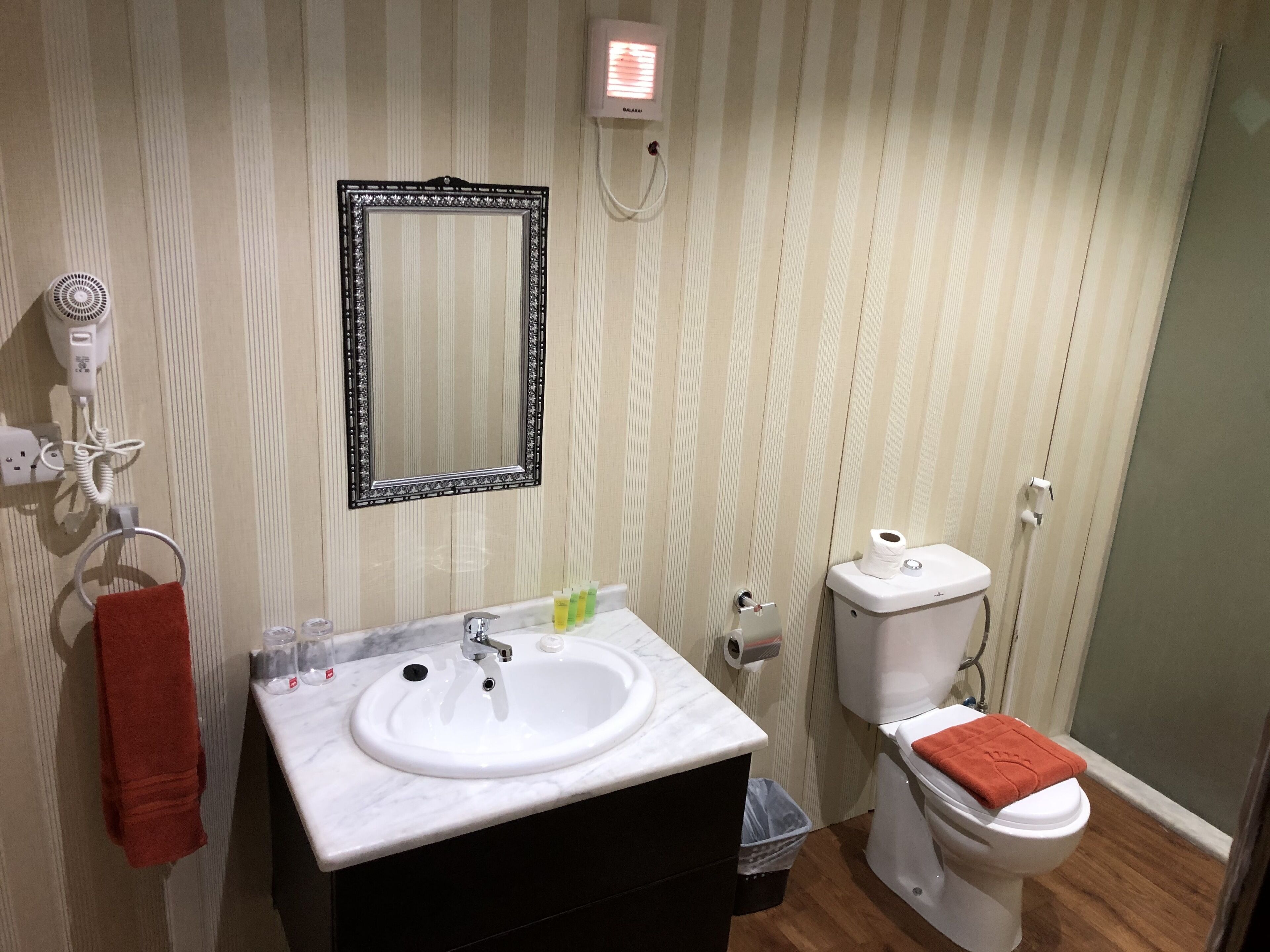 Chuveiro, chuveiro com efeito de chuva, produtos de toalete grátis 