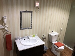 Shower, rainfall showerhead, free toiletries, hair dryer - Sharah Luxury Camp (Wadi Rum)