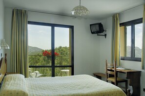 Individually decorated, individually furnished, desk, blackout drapes - Hotel Aitone (Evisa)