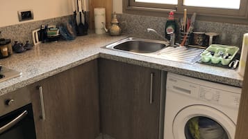 Frigorifero, microonde, forno, piano cottura