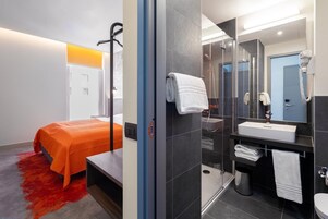 Quarto standard, 1 cama King | Banheiro | Chuveiro, produtos de toalete biodegradáveis, secador de cabelo 