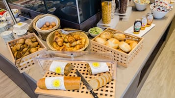 Päivittäinen mannermainen aamiainen (14 EUR per henkilö)
