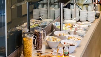 Tägliches kontinentales Frühstück (14 EUR pro Person)