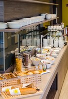 Café da manhã continental diário (EUR 14 por pessoa) 