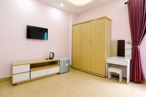 Habitación cuádruple superior | Minibar, escritorio, espacio para trabajar con laptop y wifi gratis 