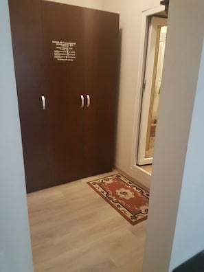 Kamar Triple Deluks | Seprai antialergi, kedap suara, setrika/meja setrika, dan Wi-Fi gratis