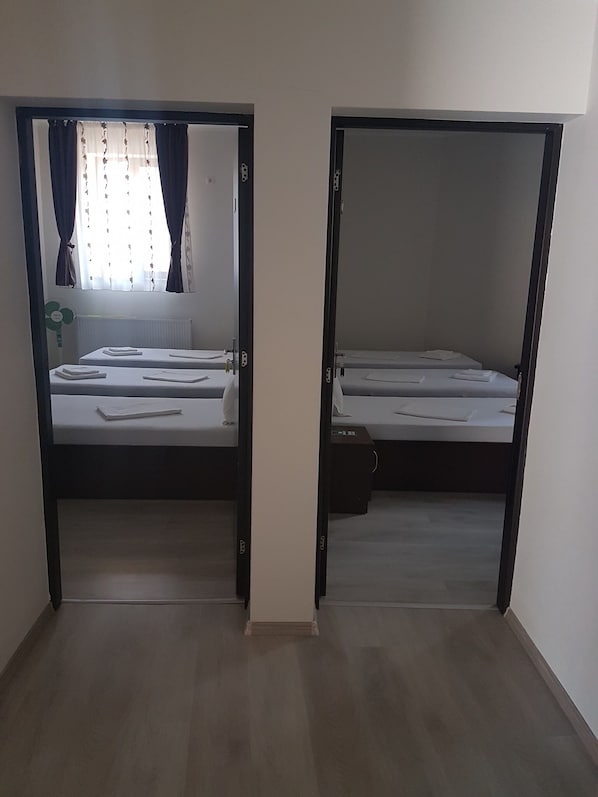 Kamar Triple Deluks | Seprai antialergi, kedap suara, setrika/meja setrika, dan Wi-Fi gratis