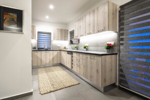 Vila, 3 quartos, piscina particular | Cozinha privada | Geladeira grande, fogão, cooktop, cafeteira/chaleira