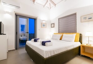 Vila, 3 quartos, piscina particular | 3 quartos, cofres nos quartos, cortinas blackout