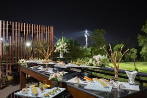 تناول الطعام بالخارج