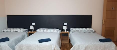 Habitación familiar, baño compartido | Wifi gratis y ropa de cama