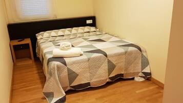 Habitació doble, bany compartit | Wifi gratuïta i roba de llit