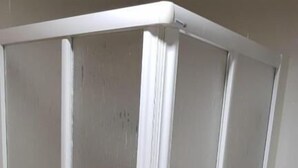 A white sliding door with a frosted glass panel. - Noja Rooms (O Pino)