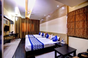 Family Quadruple Room | Hypo-allergenic bedding, memory foam beds, individually furnished, desk