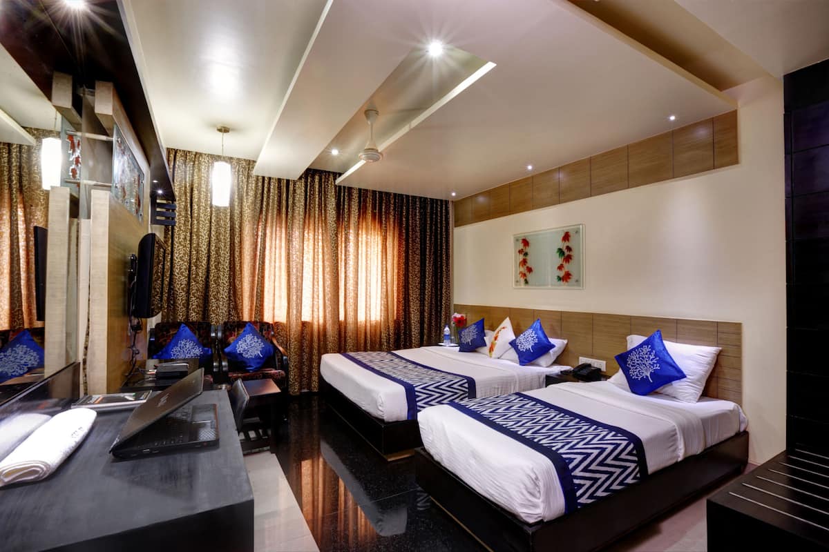 Habitación triple ejecutiva | Ropa de cama hipoalergénica, colchones viscoelásticos, escritorio