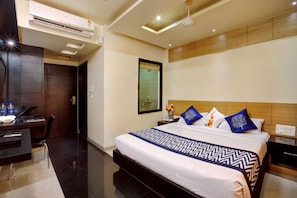 华丽双人房 | 防过敏的被褥、记忆海绵床垫、特色家居、办公桌