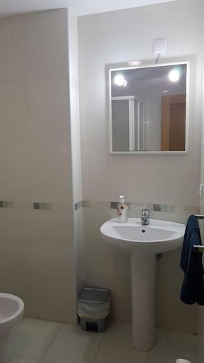 Twin Room, Private Bathroom | Bathroom | Hair dryer, towels - Noja Rooms 2 (O Pino)