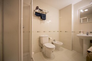 A bathroom with a toilet, bidet, and a sink. - Noja Rooms 2 (O Pino)