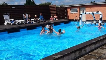 Una piscina al aire libre de temporada