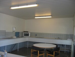 Mini-fridge, microwave, stovetop, coffee grinder - Bygholm Camping Thy (Vesløs)