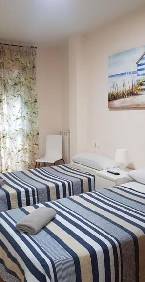 Habitación con 2 camas individuales, baño privado