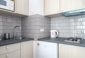 Studiosviitti | Yksityinen keittiö | Jääkaappi, mikroaaltouuni, liesi, vedenkeitin