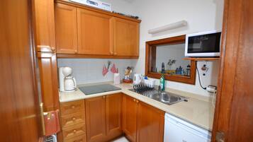 Een koelkast, een koffiezetapparaat/waterkoker, een waterkoker