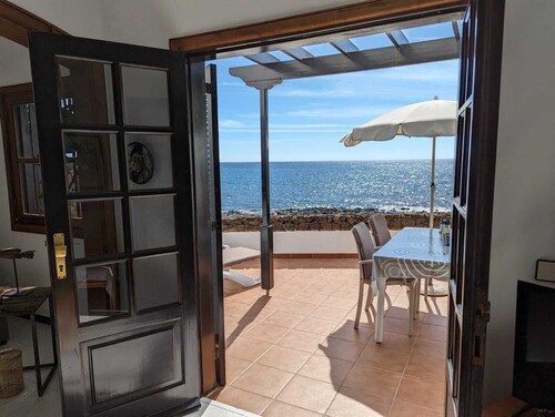 Dlx-Bungalow 1st row, dreamlike private complex directly by the sea/pool/internet