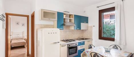 Fridge, oven, stovetop, coffee/tea maker