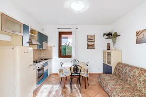 Frigorifero, forno, piano cottura, macchina per tè/caffè