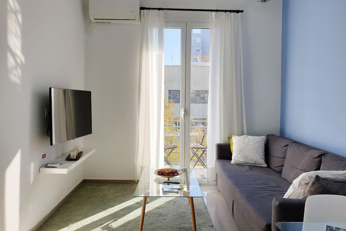 Appartement, 2 chambres (7) | Salle de séjour | Téléviseur à écran plat de 43 po avec télévision numérique, téléviseur