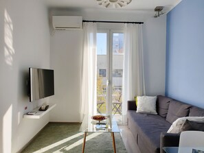 Appartement, 2 chambres (7) | Salle de séjour | Téléviseur à écran plat de 43 po avec télévision numérique, téléviseur