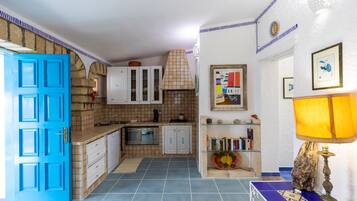 Ofen, Geschirrspüler, Wasserkocher mit Kaffee-/Teezubehör