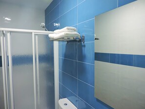 Shower, hair dryer, towels, soap - Hostal Delia (Álora)