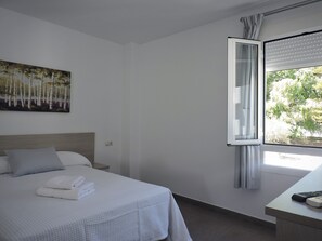 Grand-Doppelzimmer, eigenes Bad | Minibar, individuell dekoriert, individuell eingerichtet, Schreibtisch