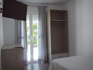 Minibar, individually decorated, individually furnished, desk - Hostal Delia (Álora)