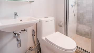 Deluxe Twin Room | Bathroom | Shower, towels, soap, shampoo