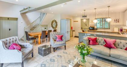 Damson Cottage - contemporary barn offering access to stunning indoor pool