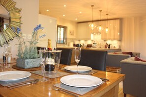 Dining - Damson Cottage - contemporary barn offering access to stunning indoor pool (Faversham)