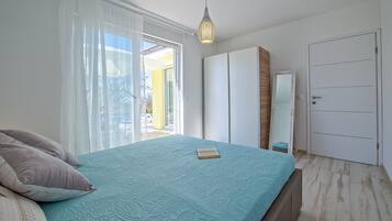 3 bedrooms, in-room safe, iron/ironing board, WiFi