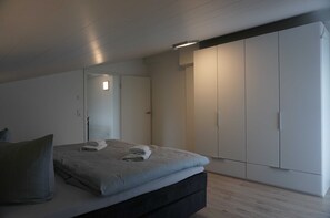 3 bedrooms, travel cot, WiFi, bed sheets