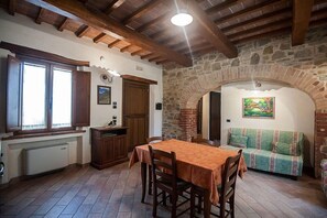 Departamento tradicional | Área de sala de estar | Televisión de pantalla plana, chimenea y tenis de mesa 