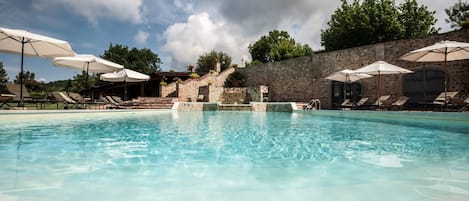 Piscine extérieure (ouverte en saison), parasols de plage