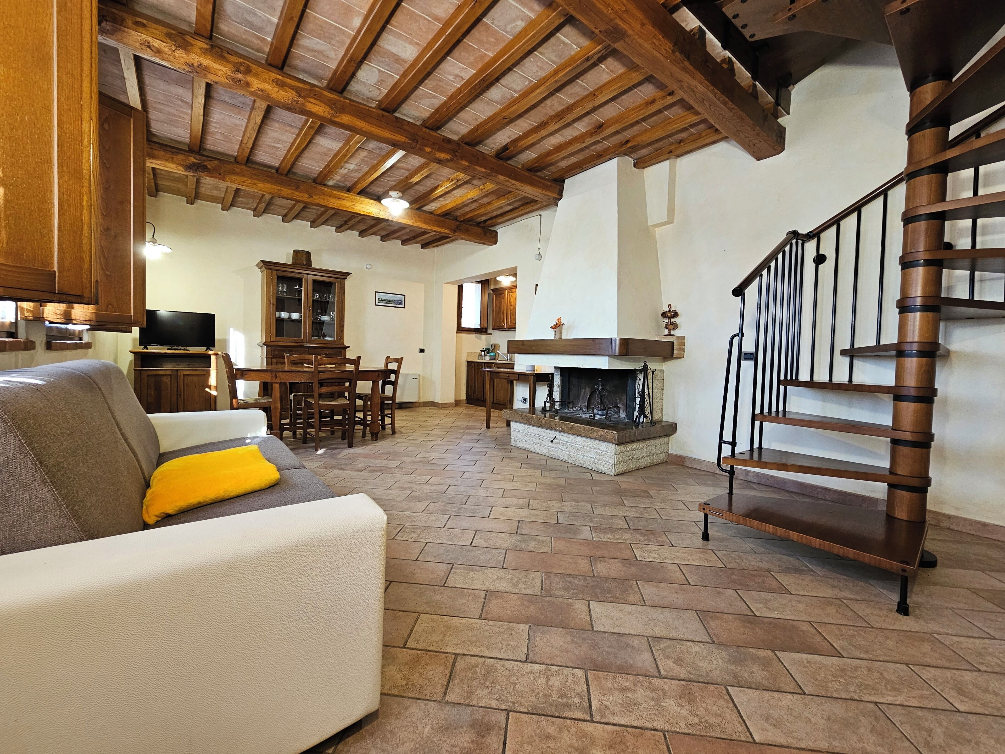 Premium-huvila | Oleskelualue | Taulutelevisio, takka, pöytätennispöytä