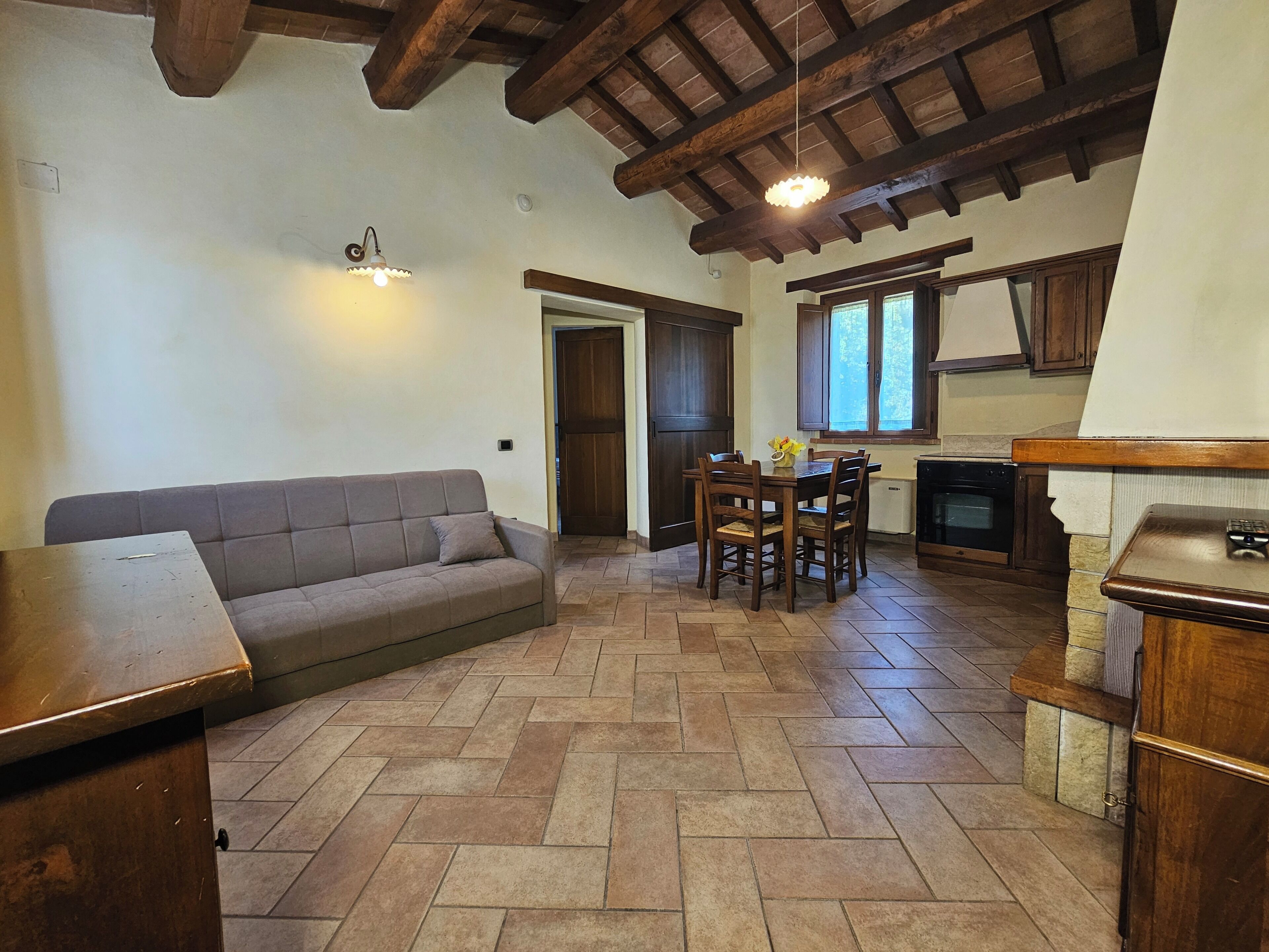 Romanttinen huoneisto | Oleskelualue | Taulutelevisio, takka, pöytätennispöytä