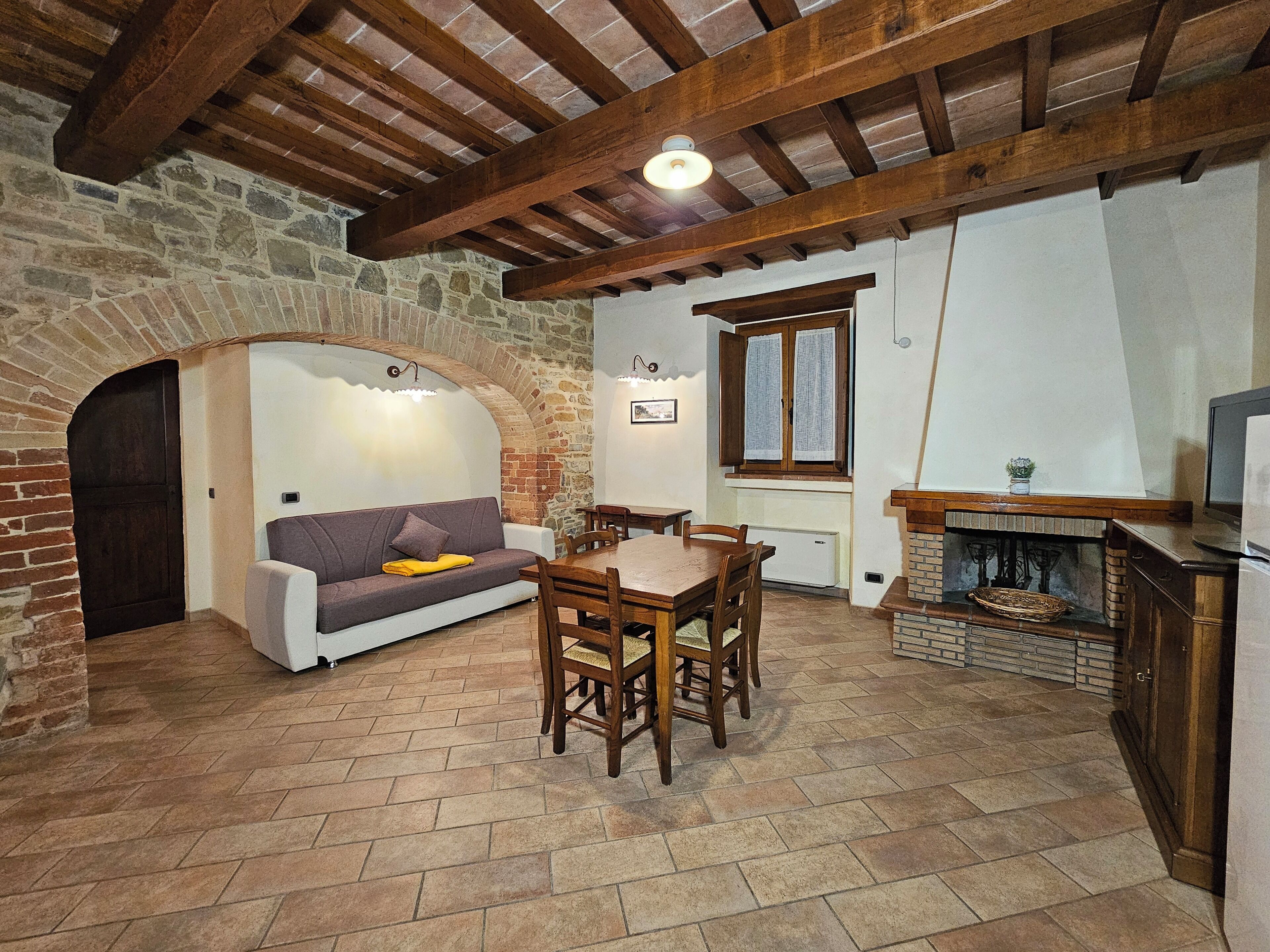 Tavanomainen huoneisto | Oleskelualue | Taulutelevisio, takka, pöytätennispöytä