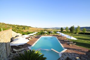Seasonal outdoor pool, open 9:00 AM to 6:00 PM, pool umbrellas - La Fonte di Montebuono (Magione)