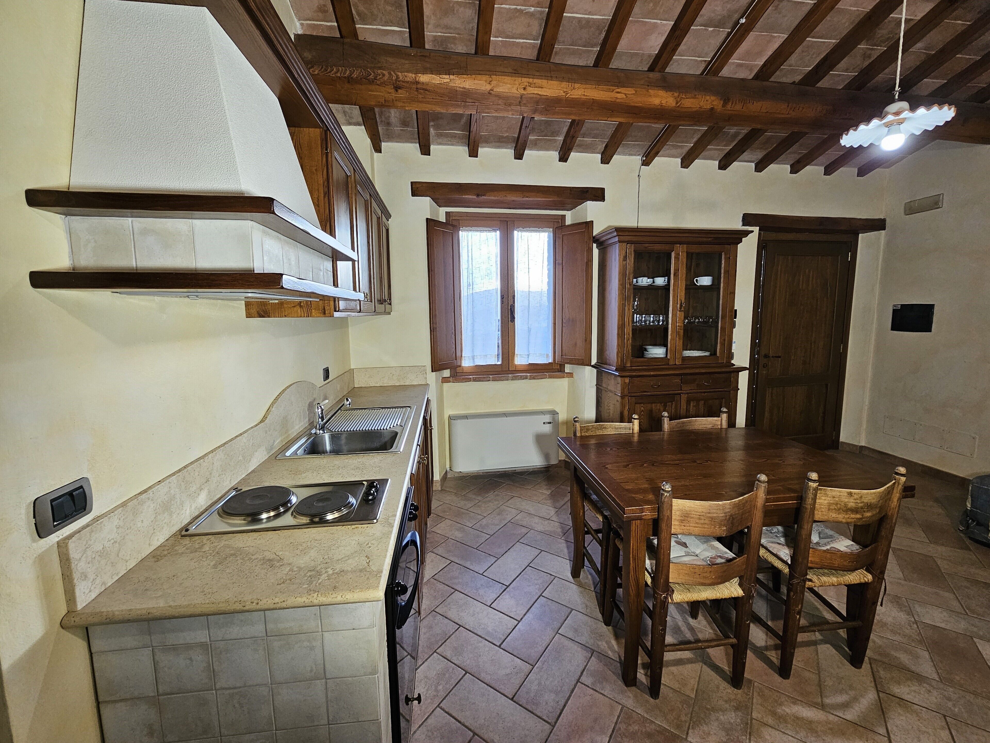 Perhehuoneisto | Oleskelualue | Taulutelevisio, takka, pöytätennispöytä