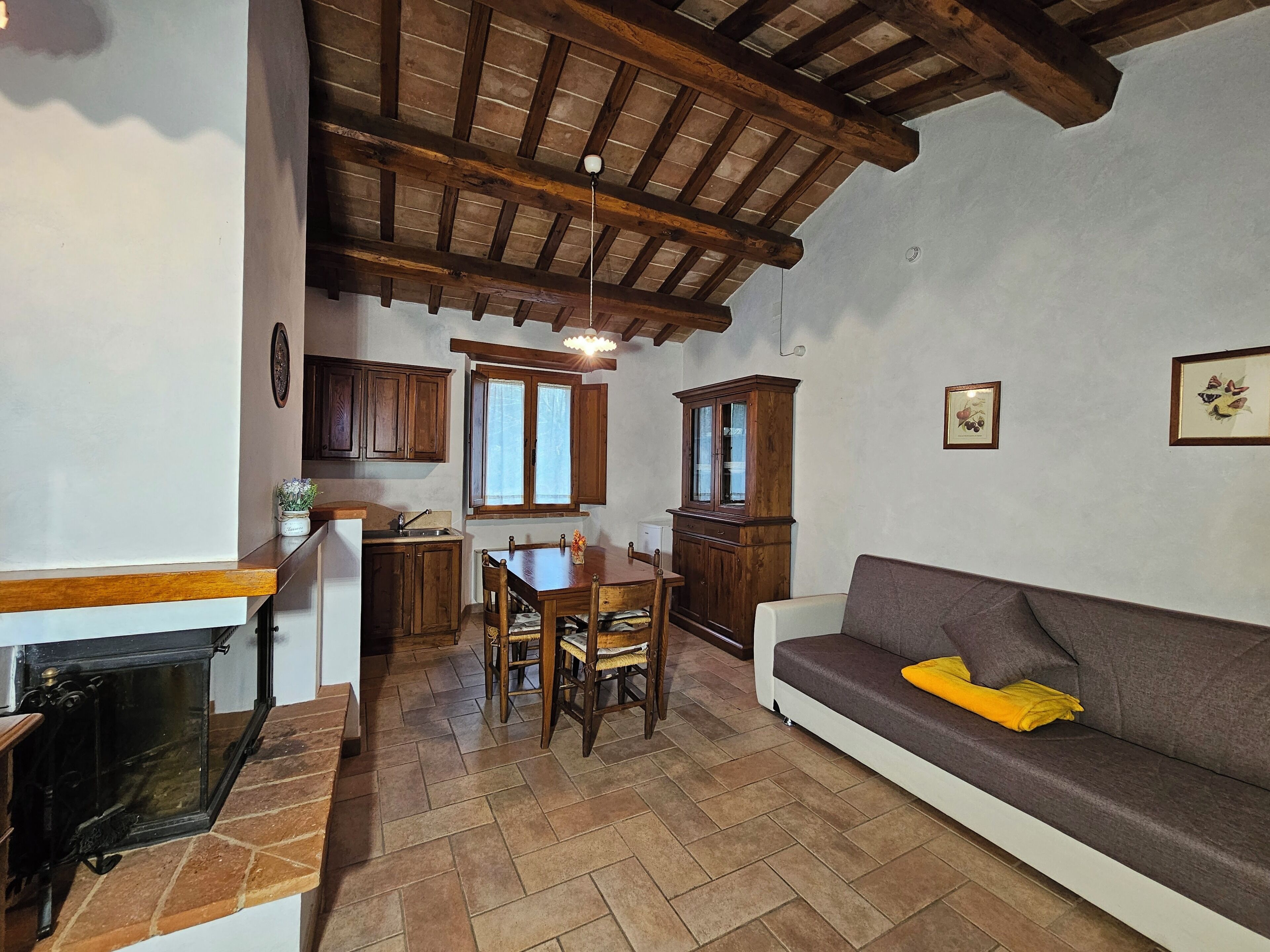 Perhehuoneisto | Oleskelualue | Taulutelevisio, takka, pöytätennispöytä